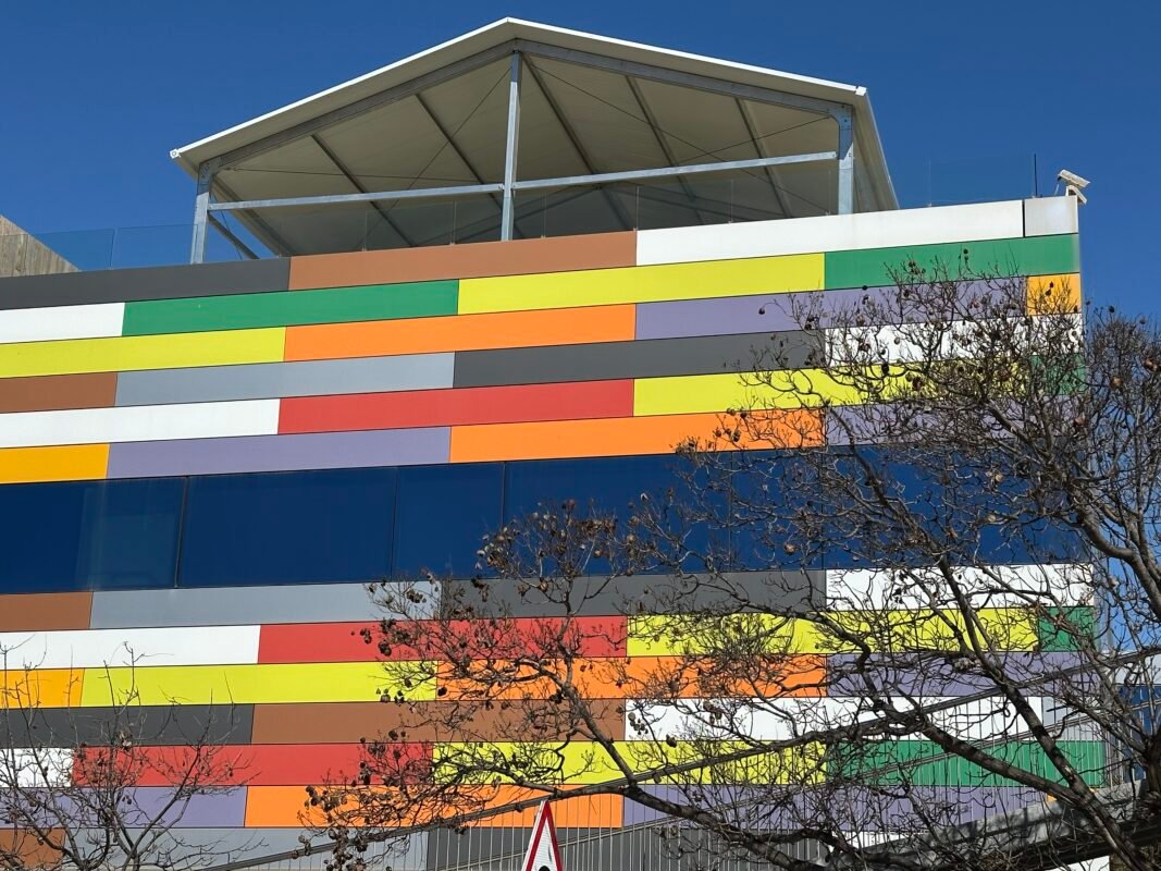 Carpa centro deportivo arena / ArkiA